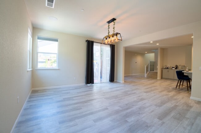 Building Photo - 3625 Blue Bird Dr