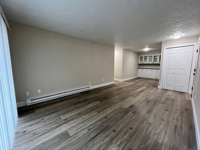 Building Photo - Contemporary 2 Bedroom / 1 Bath in Charmin...