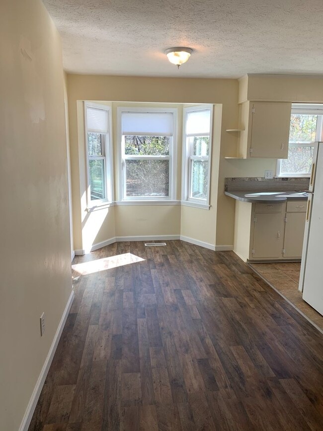 Building Photo - Bayless Street Downtown One Bedroom