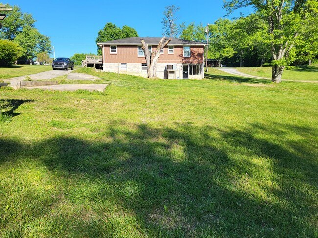 Building Photo - 1868 Lake Rd