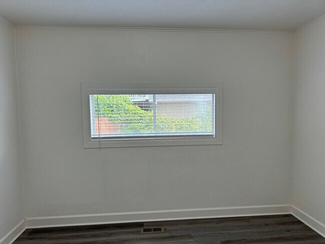 Building Photo - Updated 3 bedroom 2 bathroom duplex in his...