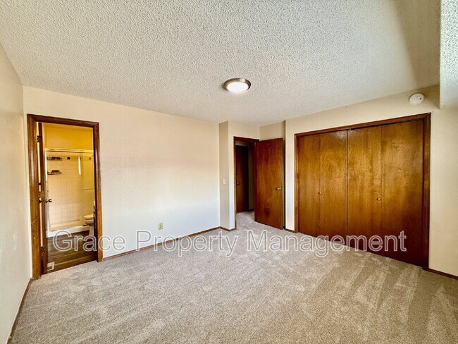 Building Photo - 13092 Monroe Dr