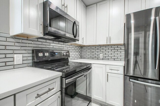Building Photo - Summit St 2091-2091.5 MLR
