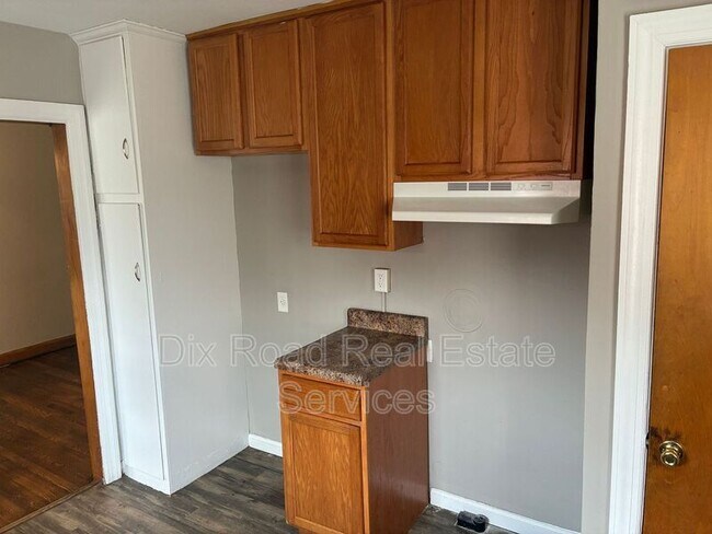 Building Photo - 112 Iroquois Ave