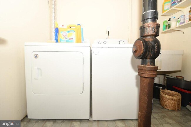 Building Photo - 7812 Briardale Terrace