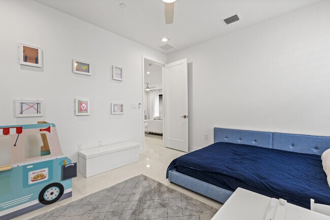 Building Photo - 12884 Wingspan Ct