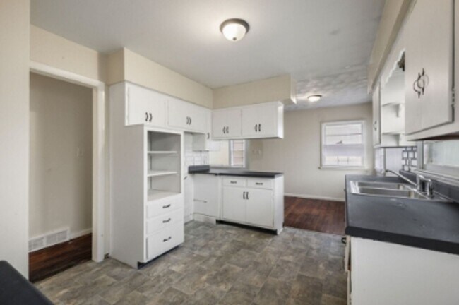 Building Photo - 4 Bed 13 Minutes From Downtown!