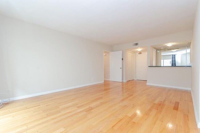 Building Photo - Stunning renovated apartment in the Heart ...