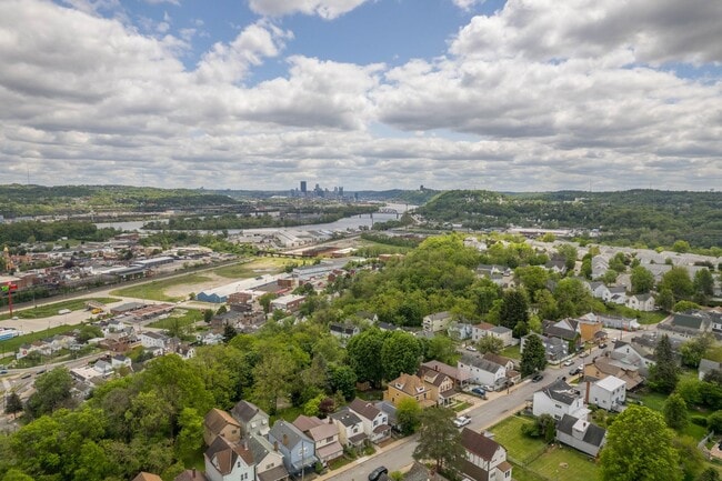 Building Photo - Stunning 2 Bedroom home in McKees Rocks available July 1!