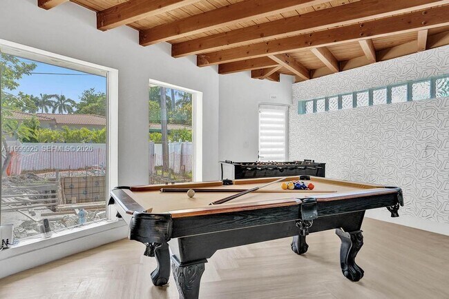 Building Photo - 911 N North Lake Dr