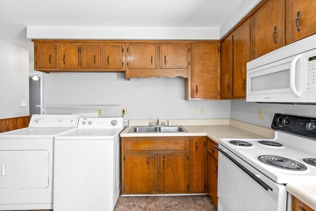 Building Photo - Cozy Two Bedroom Apartment