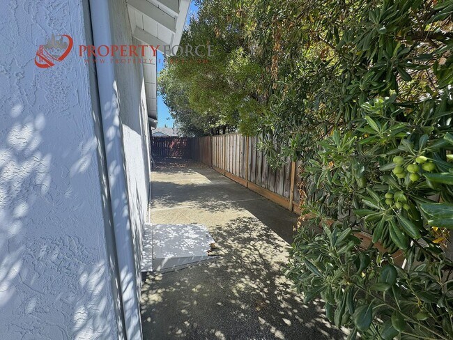 Building Photo - Bright Foster City 4Bed 2Bath Home with Hardwood Floors and Private Yard - OFFERED BY PROPERTY FO...