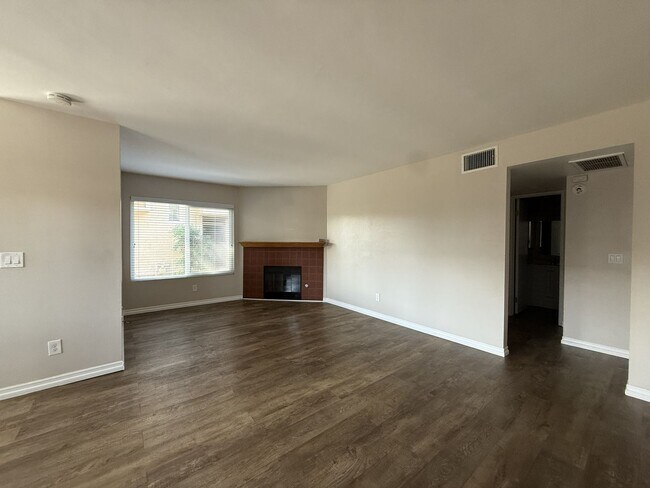 Building Photo - Ground Floor Unit in Santee!