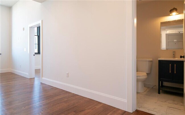 Building Photo - 15 Cranston Ave