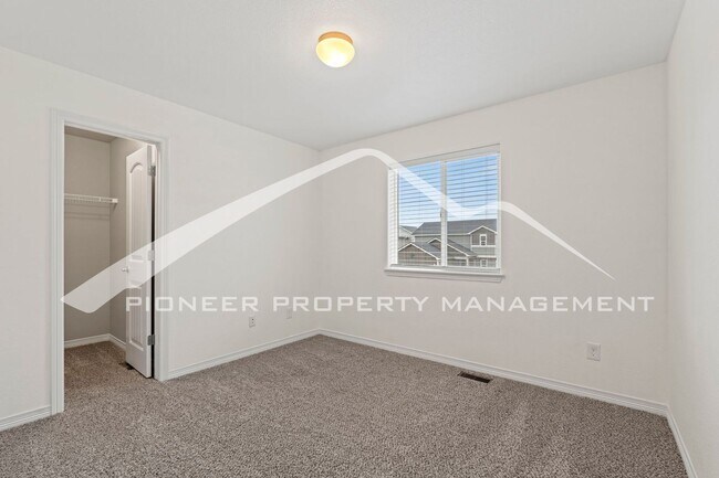 Building Photo - 3-Bedroom, 2.5 Bath Home in Desirable Lors...