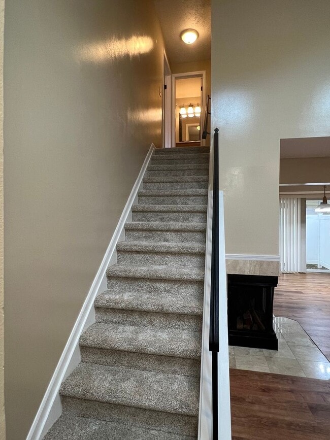 Building Photo - (2) bedroom Town-House w/ new Dining Room ...