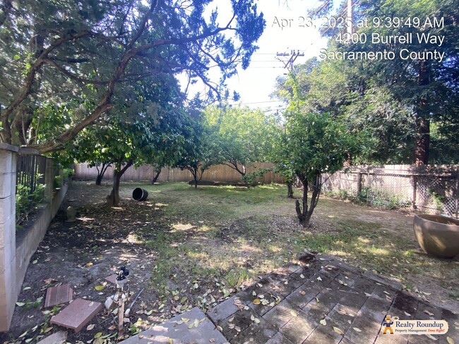 Building Photo - Sprawling Ranch with Open Floorplan & Exce...