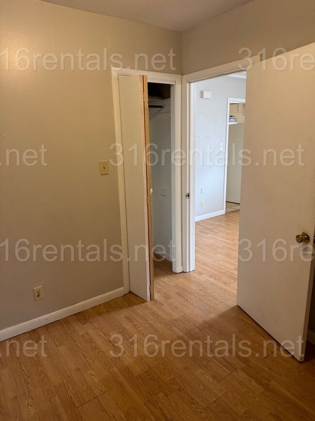 Building Photo - 3 Bedroom 1 bath house available now