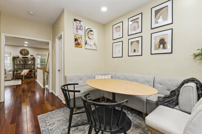 Building Photo - Nestled in the desirable Potomac Lakes com...