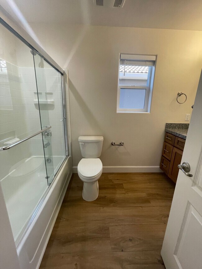 Building Photo - 2 bed, 2.5 bathroom Townhouse