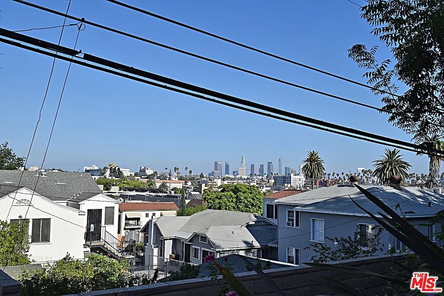 Building Photo - 532 N Mariposa Ave
