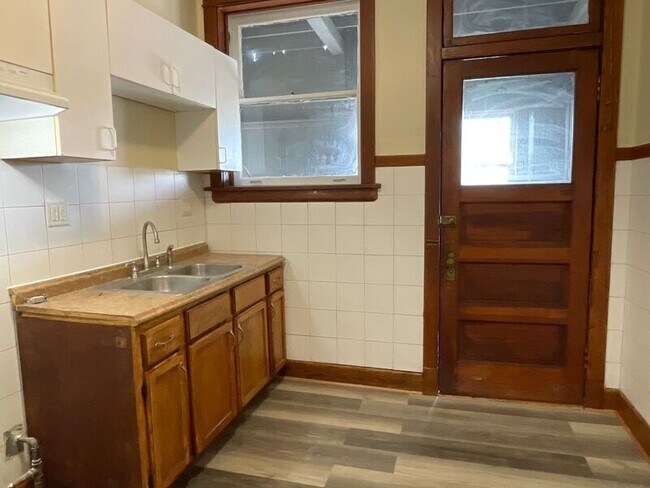 Building Photo - 1410 N St Louis Ave