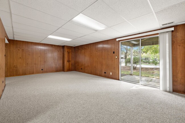 Building Photo - 615 W Parkside Dr