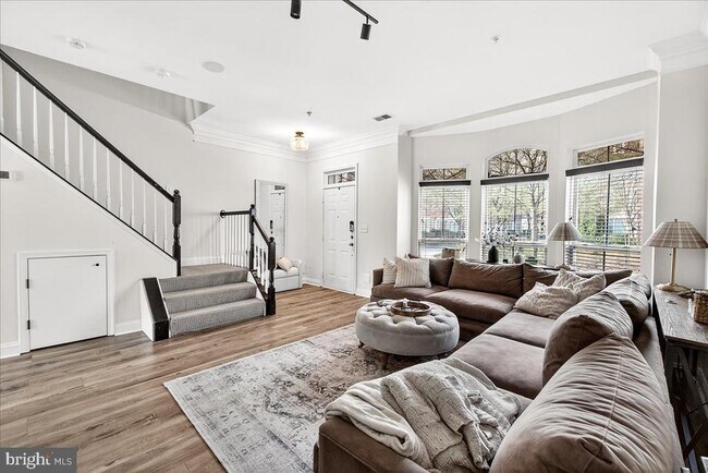 Building Photo - 910 Featherstone St