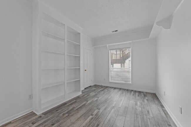 Building Photo - 459 E Lake Cir