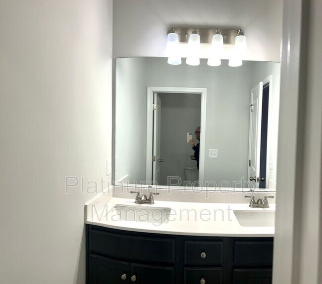 Building Photo - 4579 Silver Oak Dr