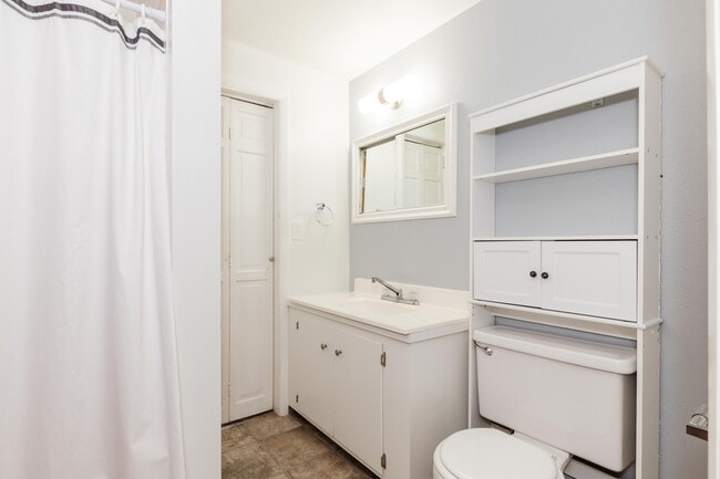Building Photo - 564 E 700 N