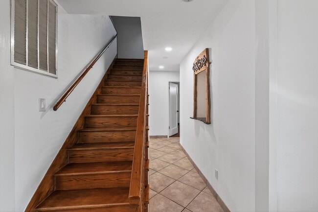 Building Photo - 127 Sagewood Dr