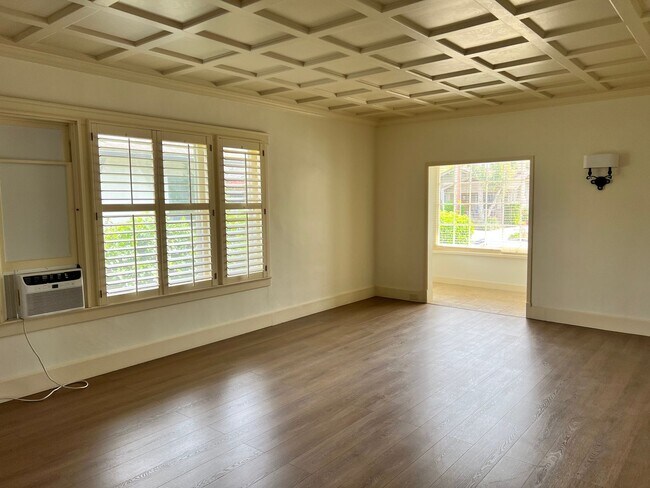 Building Photo - 118 W Pedregosa St
