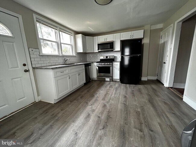 Building Photo - 272 MAPLE