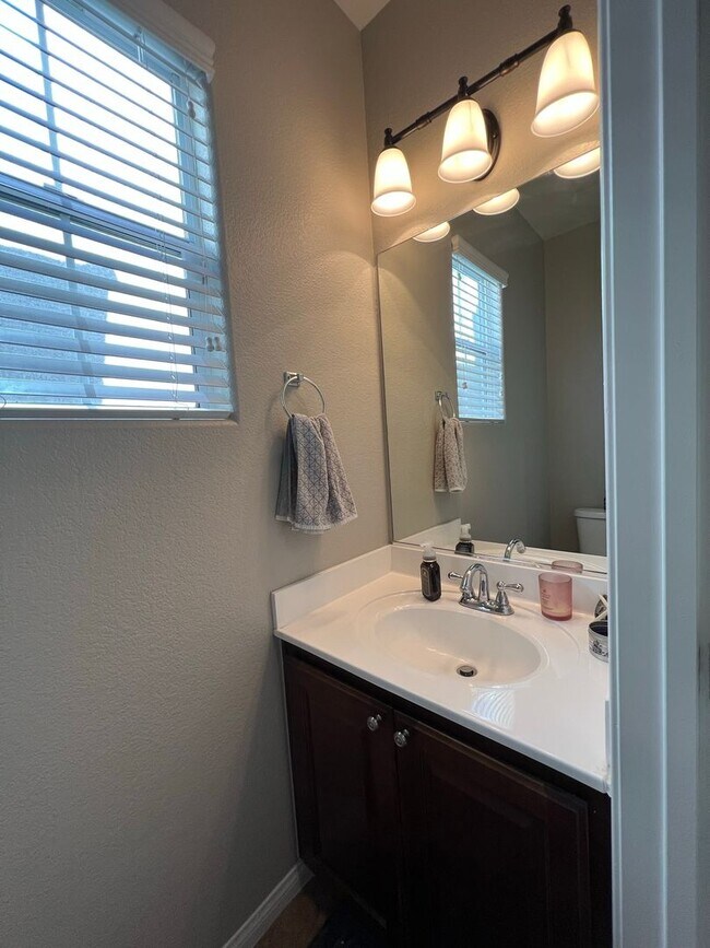 Building Photo - ABSOLUTELY AMAZING! Large 4 bedroom 2 stor...