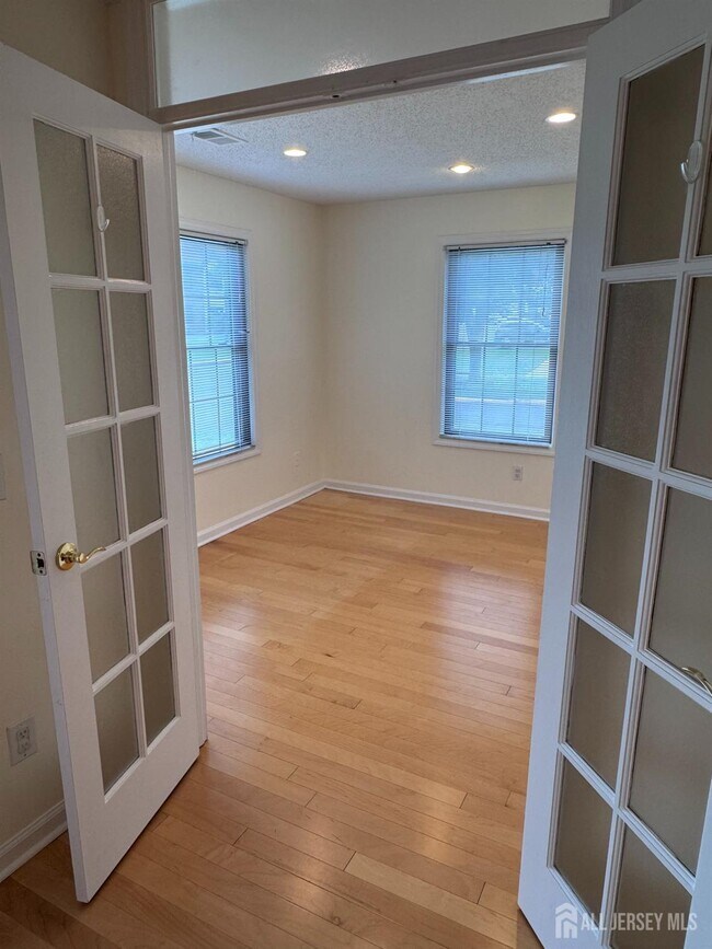 Building Photo - 1706 Pebble Pl