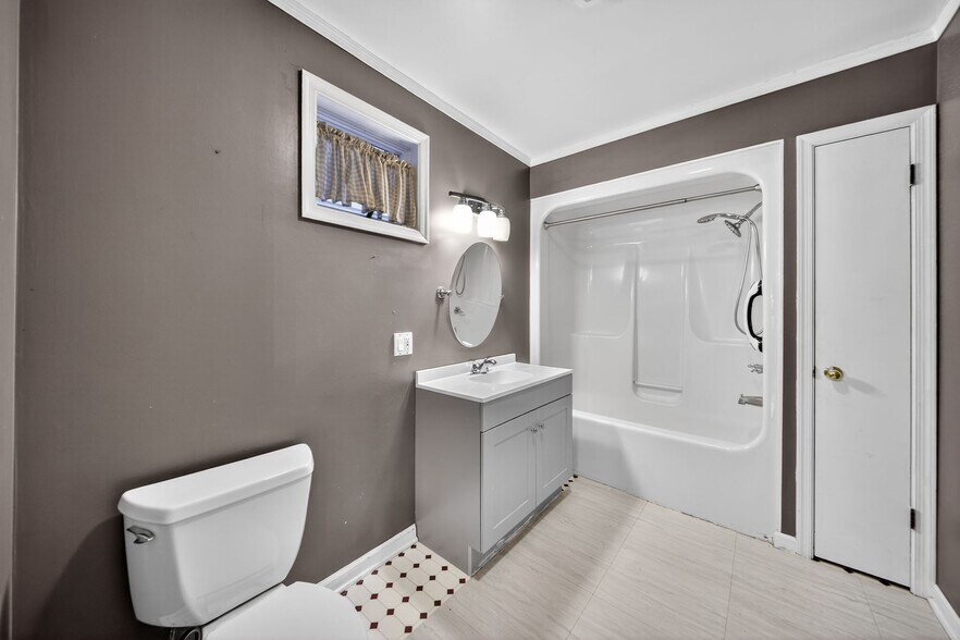 Building Photo - 2035 Delaware St