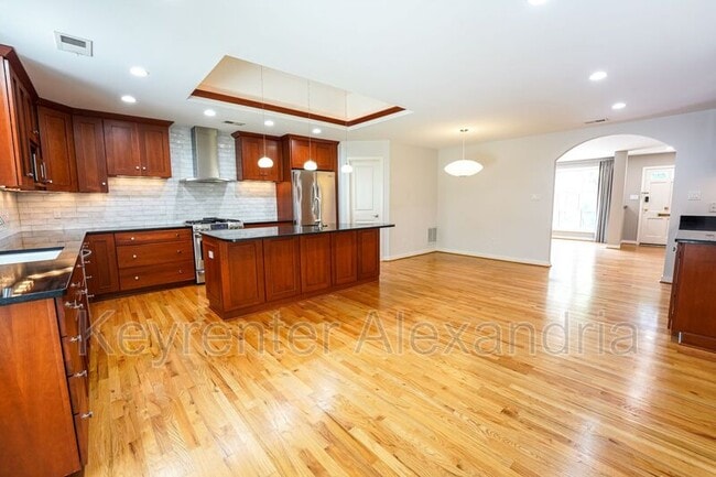 Building Photo - 906 Neal Dr