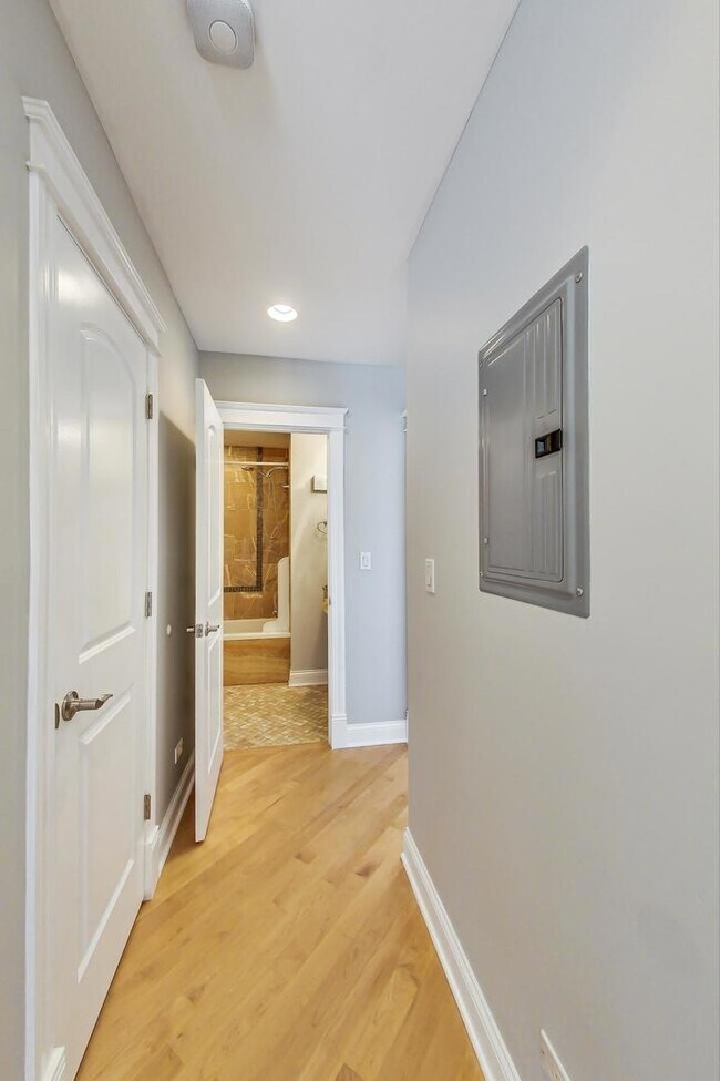 Building Photo - 1910 N Washtenaw Ave