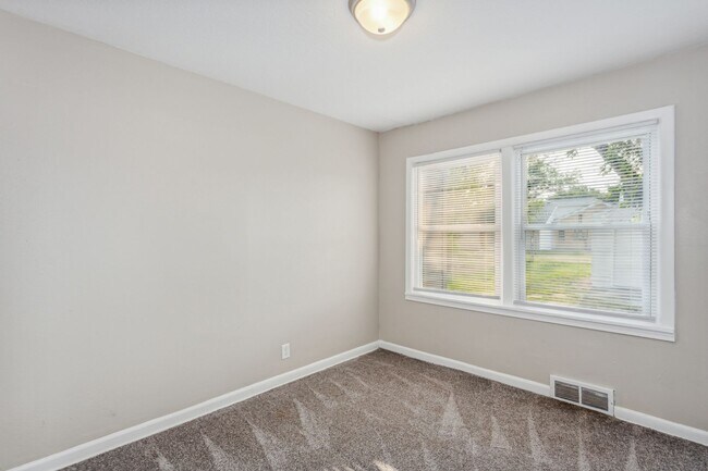 Building Photo - Spacious 4 bedroom home with 2 car garage