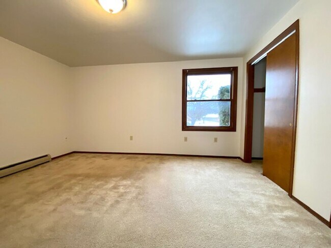 Building Photo - Cozy 1 Bedroom 1 Bath Lower Apartment W/Garage & Coin-Op Laundry!