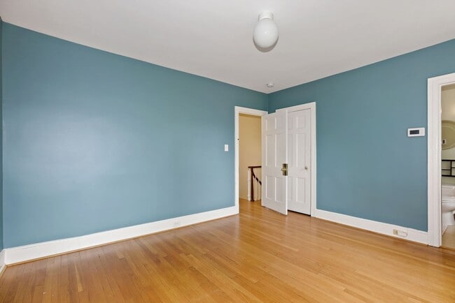 Building Photo - Available Now! 4 Bedroom  3.5  Bathroom Townhouse //Woodley Park// Garage, Driveway & 3 Levels of...