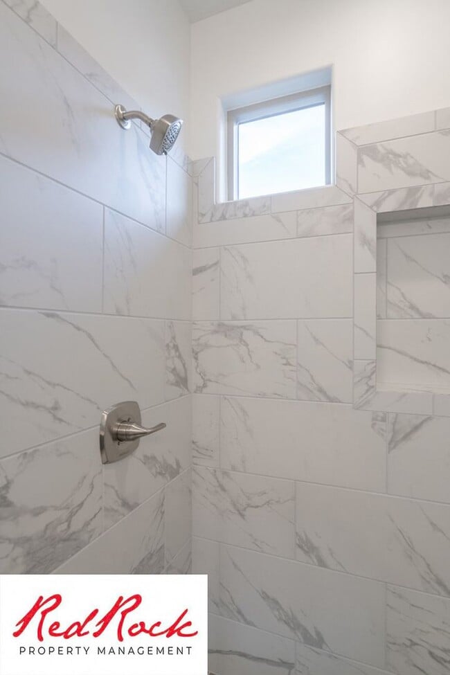 Building Photo - LIMITED TIME OFFER: 3 Bedroom, 2 Bath.  Fr...