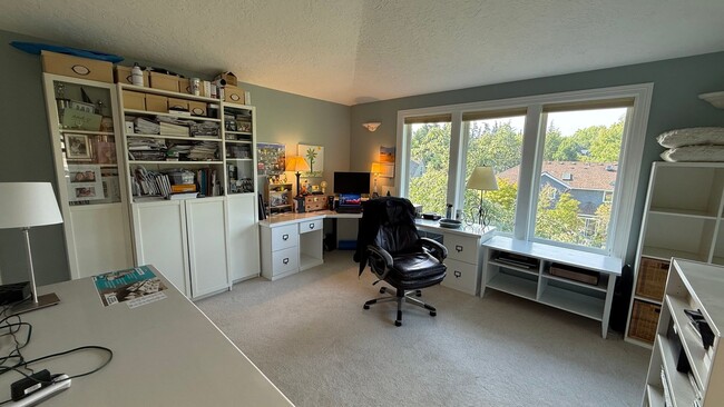 Building Photo - Pristine Single-Family Home in the Heart o...