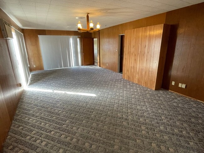 Building Photo - Large and Spacious Home