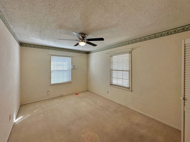 Building Photo - 3 Bedroom