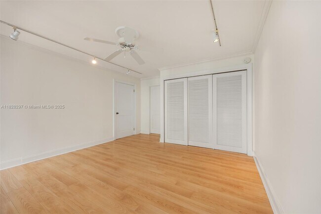 Building Photo - 2901 S Bayshore Dr