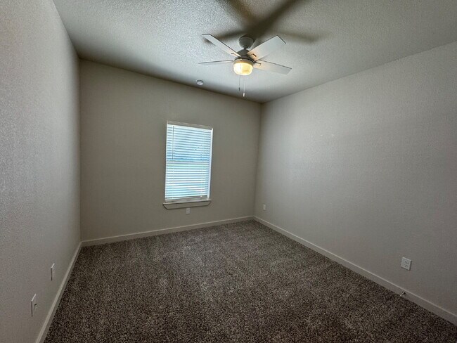 Building Photo - Luxury Townhome in Abbey Glen Community!