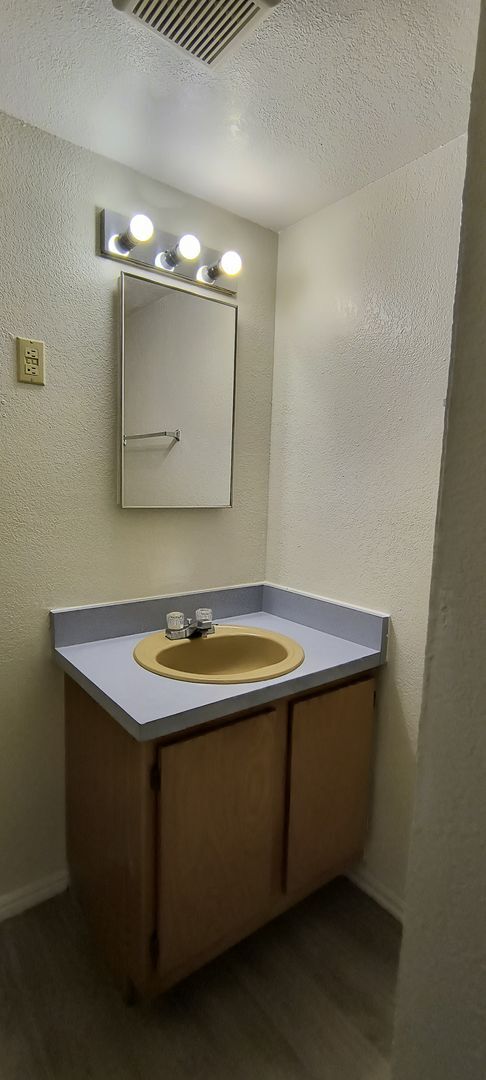 Building Photo - 3 bedroom 3 bath apartment close to town!