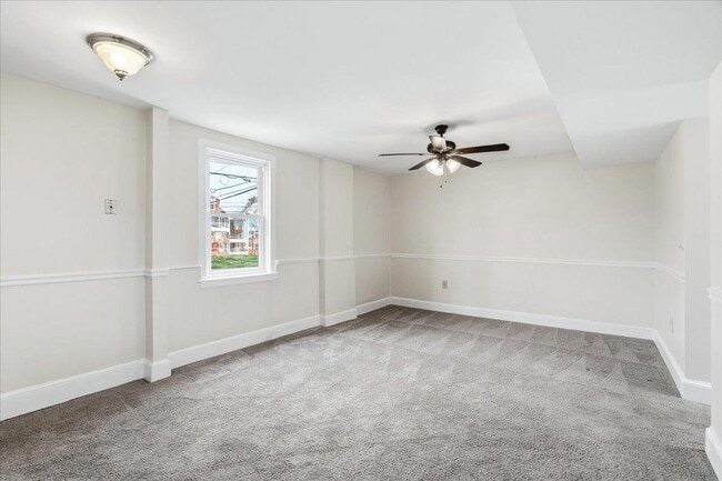 Building Photo - 100 E 8th St